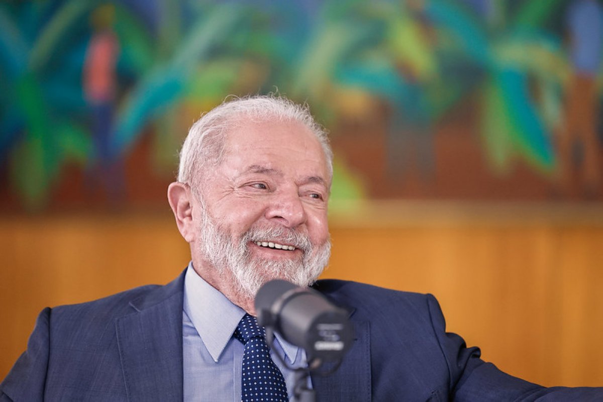 ‘Daqui a pouco vão falar que tenho que me trocar’, diz Lula ao ironizar suposta reforma ministerial