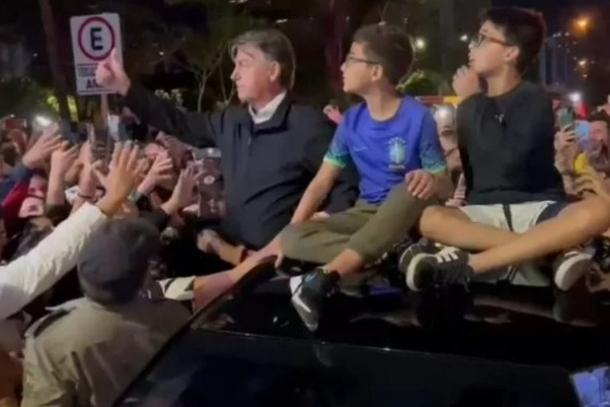 Vídeo: Bolsonaro afirma ser o 'ex mais amado do Brasil' ao  ser aclamado por multidão em Goiânia 