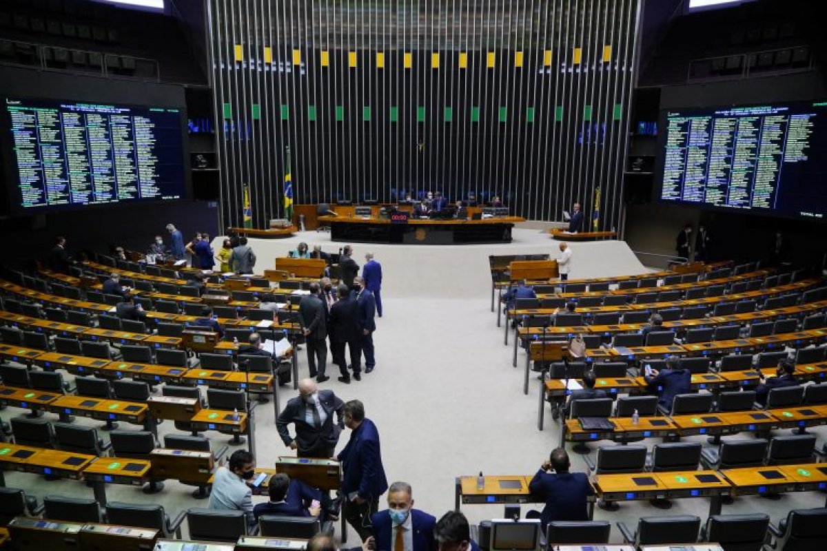 PEC dos Precatórios podem gerar um baque fiscal de R$ 200 bilhões em 2027