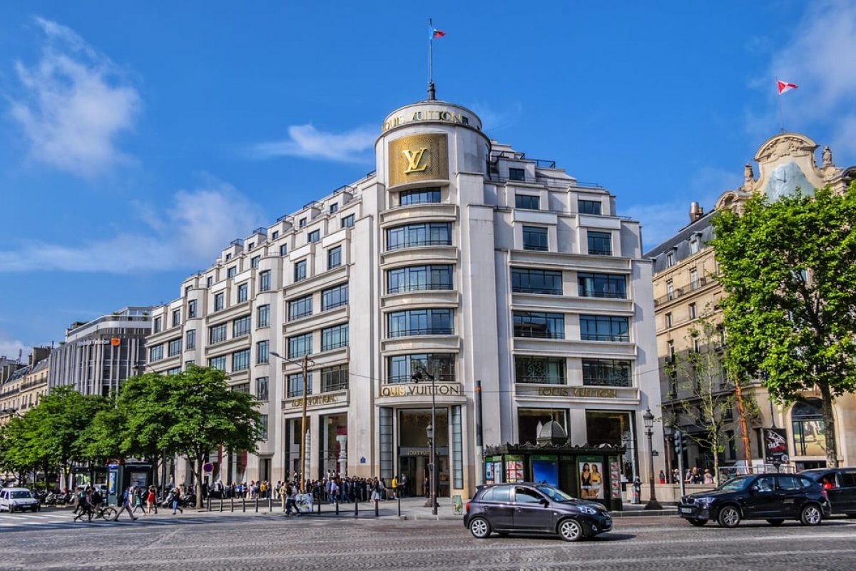 Presidente da LVMH compra edifício da megaloja da Louis Vuitton na Champs-Élysées! 