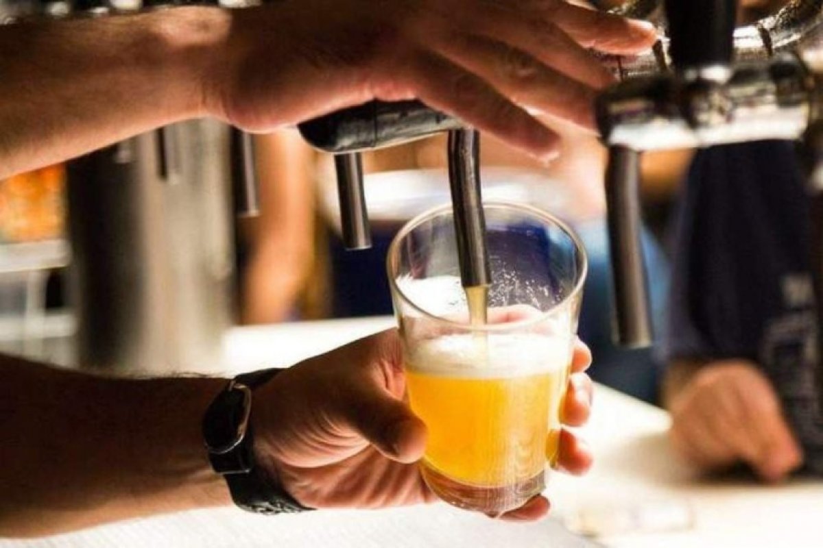 Consumo de cerveja zero álcool triplica entre os jovens brasileiros após pandemia