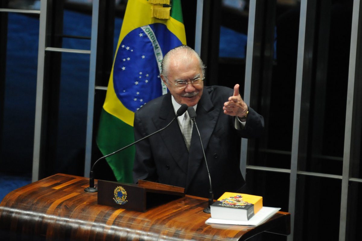 Ex-presidente Sarney é internado após tropeçar em objeto e cair em casa