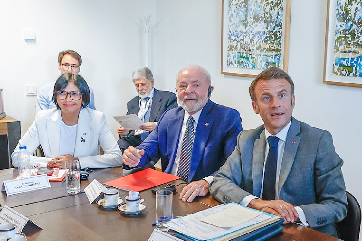 Lula e Macron reúnem governo e oposição da Venezuela 