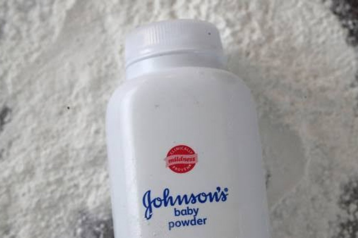 Johnson & Johnson terá que pagar R$90 milhões em indenização a homem com câncer causado por talco de bebê