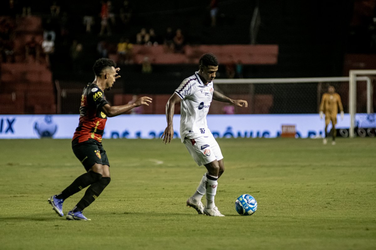 Vídeo: Vitória bate Sport na Ilha do Retiro e sobe para vice-liderança da Série B; confira os gols