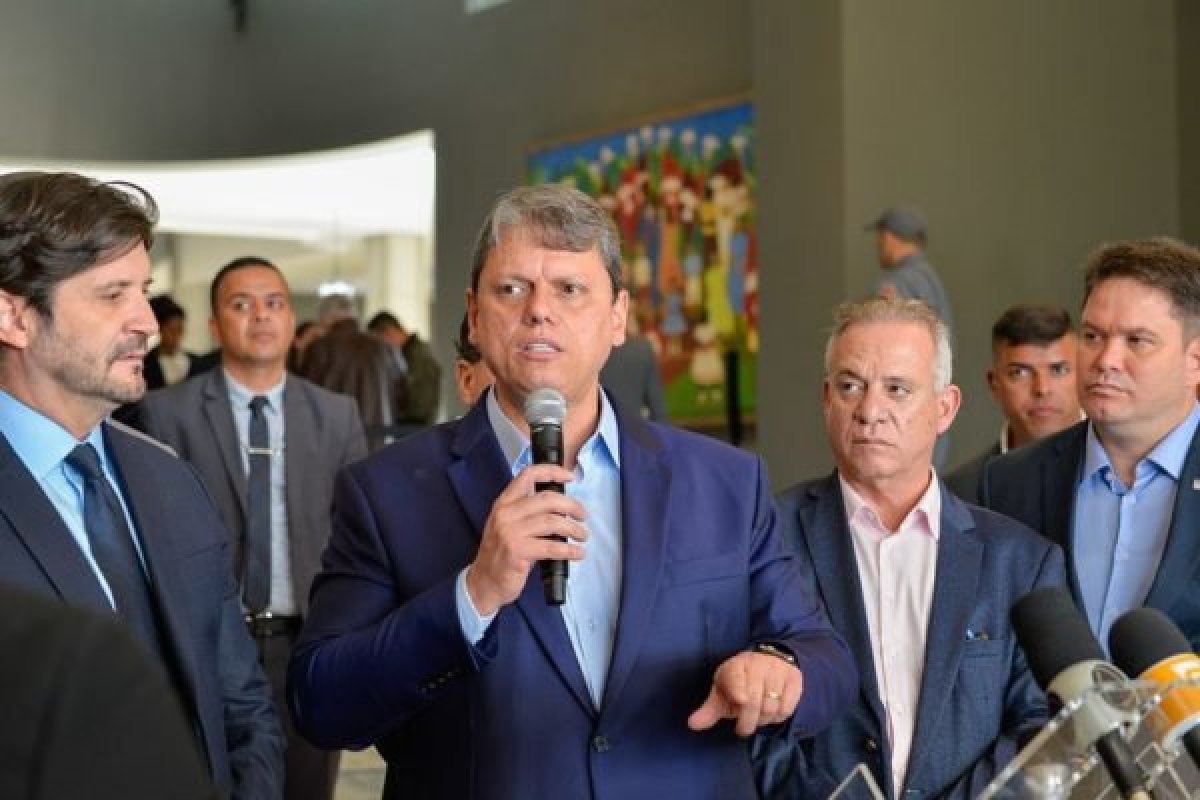 Após rumores, Tarcísio afirma que Republicanos não vai integrar base de Lula