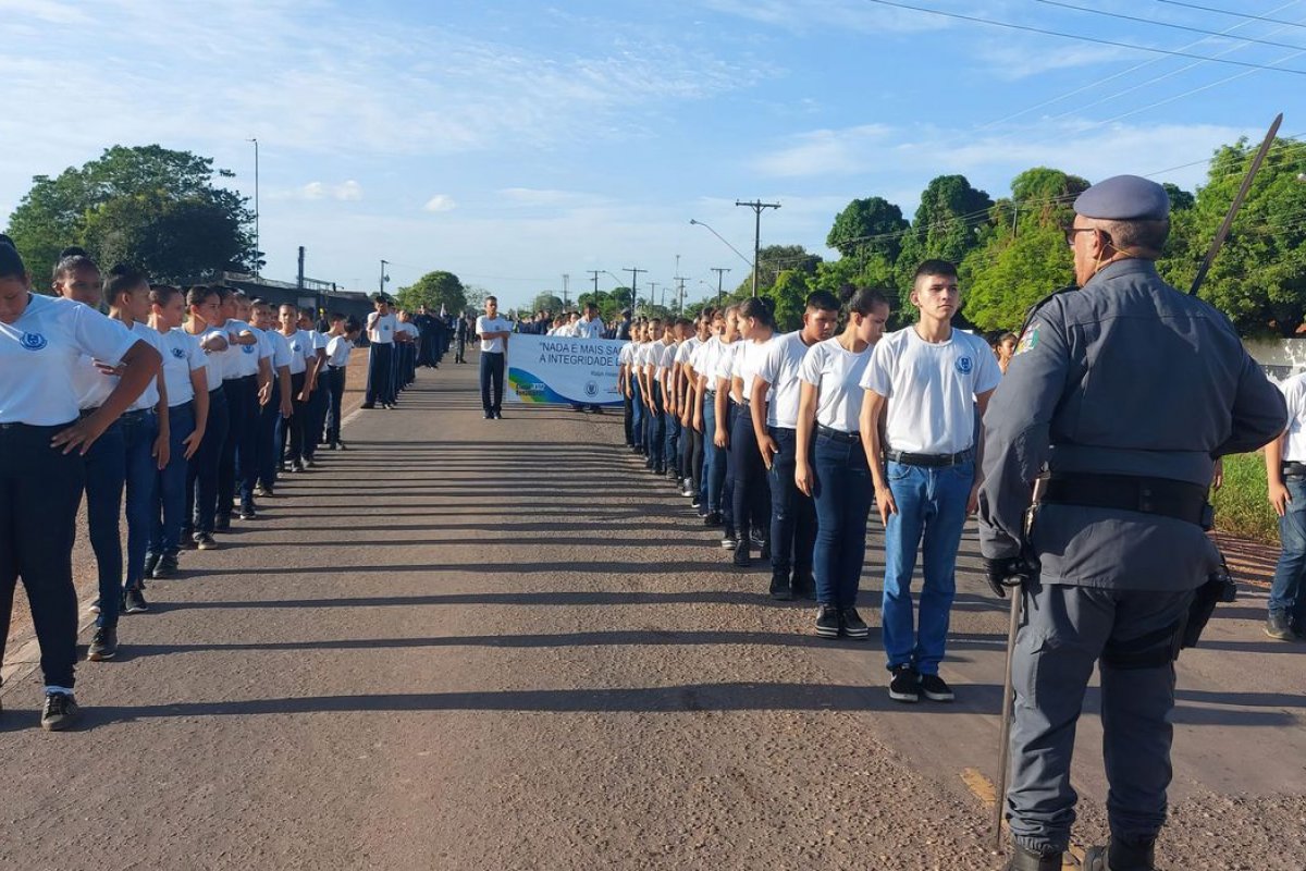 Governo publica decreto que encerra Programa de Escolas Cívico-Militares