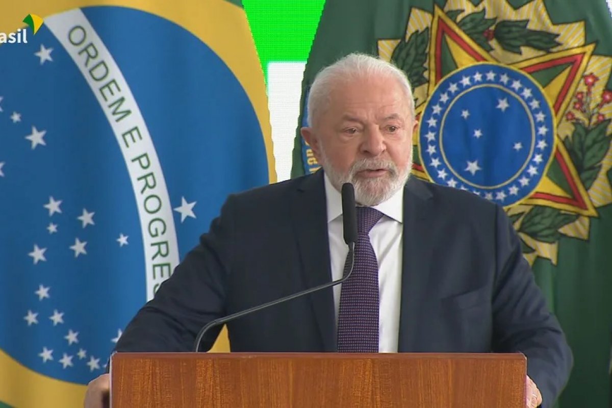 "A gente não pode permitir que haja arsenais de armas nas mãos de pessoas", diz Lula