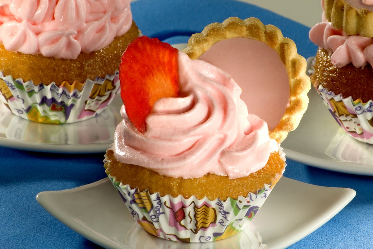 Fim de semana rosa: veja como fazer Cupcake de Morango com Marshmallow e Gateau de Ricota com Tortinhas! 