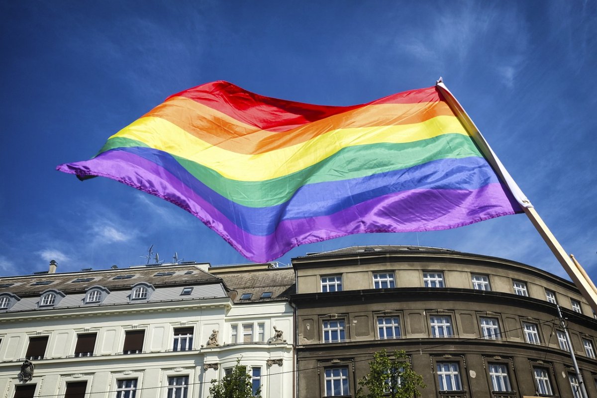 Nomes de mães gays não biológicas são retiradas de certidões de nascimento na Itália