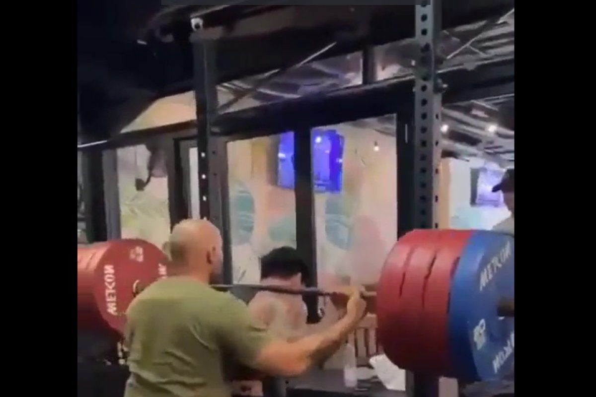 Vídeo: Fisiculturista morre ao tentar fazer agachamentos com peso de 210kg na Indonésia