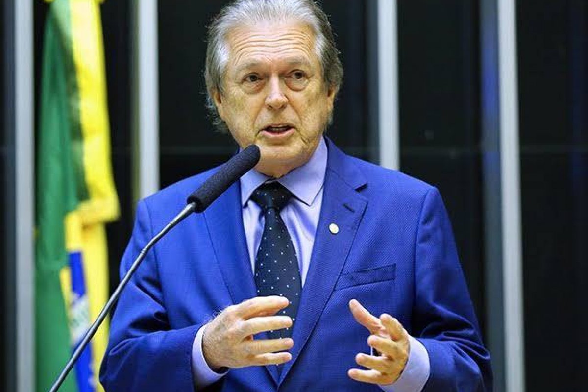 “Decisão absurda” diz presidente do PSL após suspensão da punição do partido