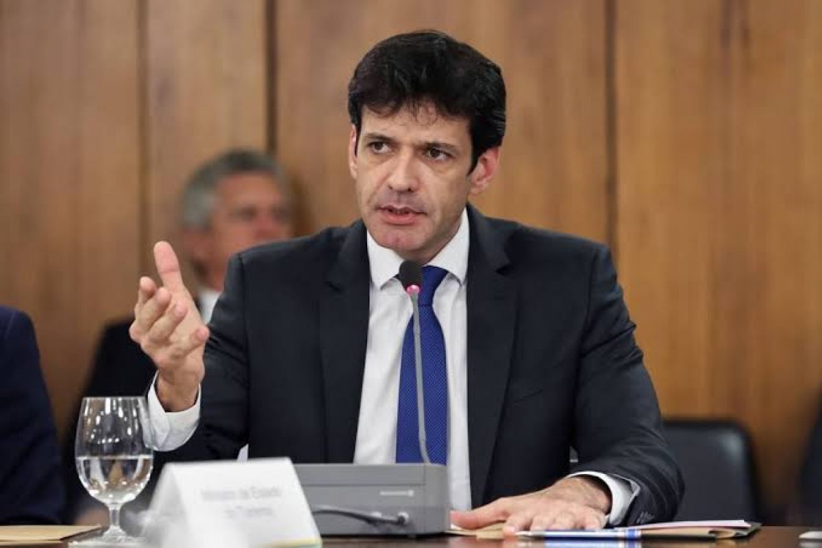 Deputado propõe que peças oficiais do governo tenham apenas cores da bandeira
