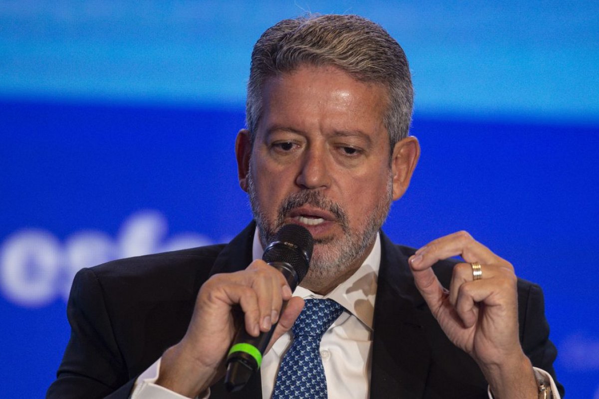 Lira afirma que "quase jogou a toalha" sobre reforma tributária