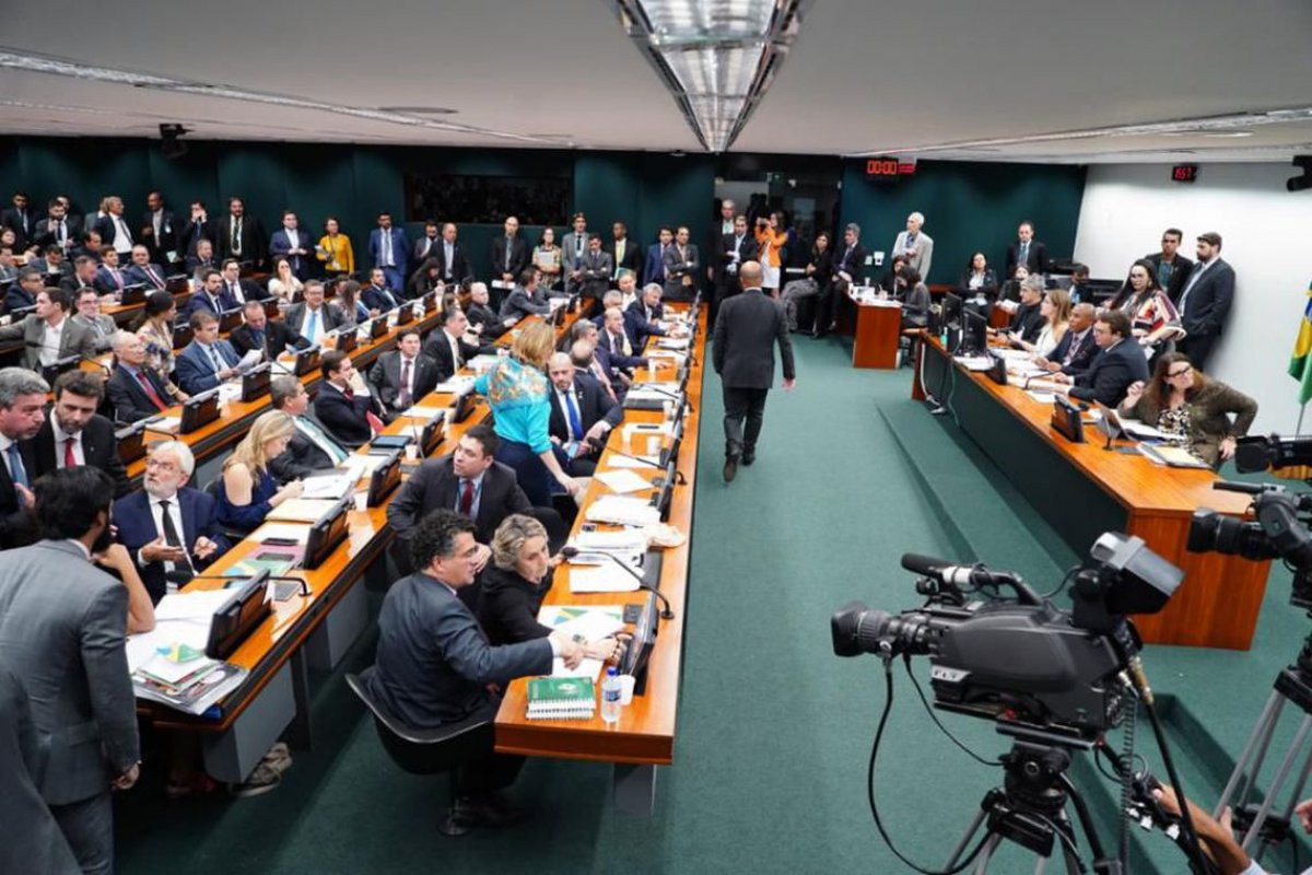 Câmara dá parecer favorável à PEC que estabelece impressão de votos