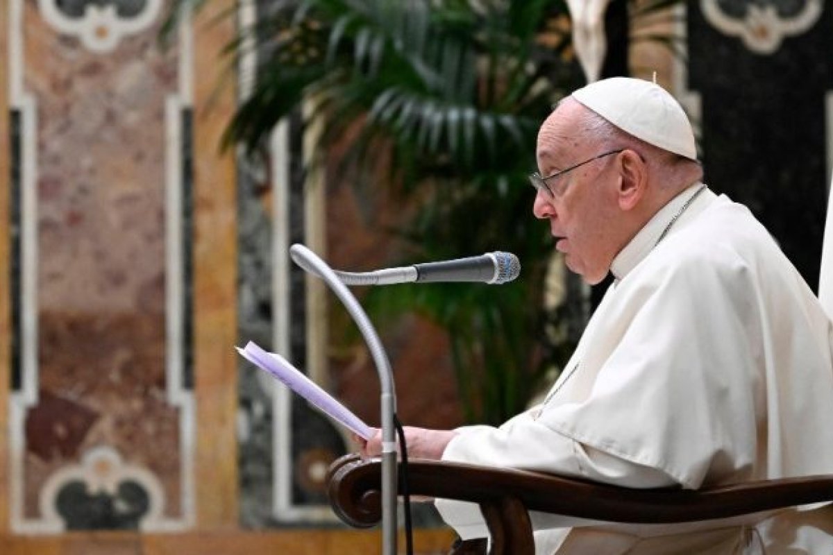 'Deus nos ama como somos', diz papa Francisco a mulher trans