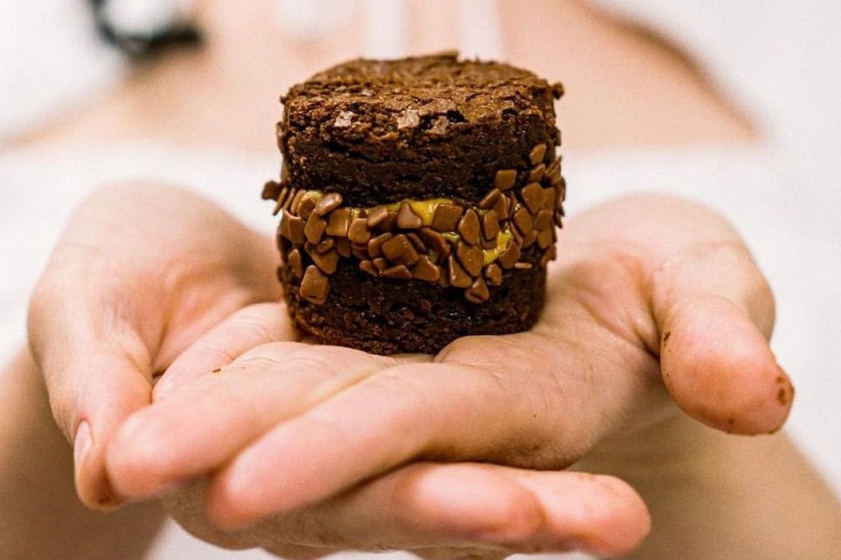 Aprenda a fazer “Sanduíche de brownie recheado com doce de leite”! 
