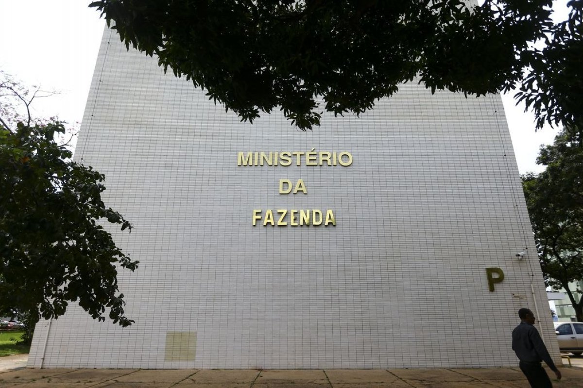  Após Fitch elevar nota de crédito, Fazenda defende agenda de reformas e queda do juro