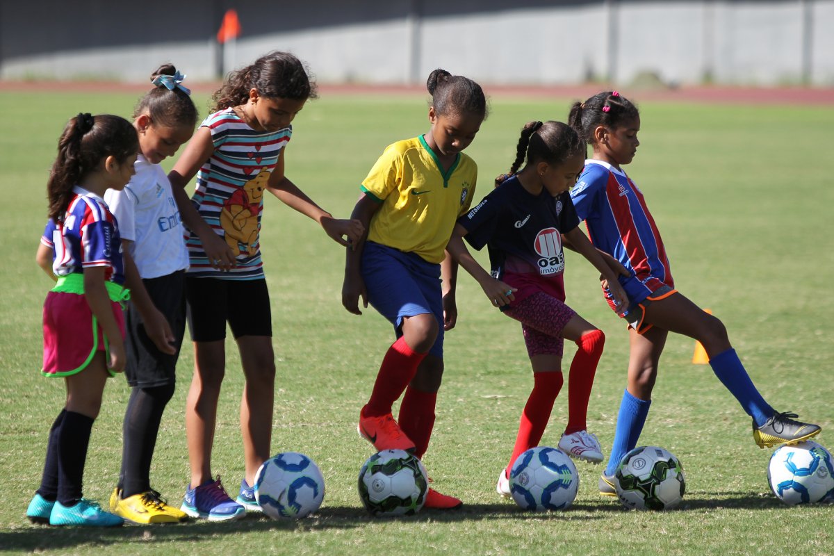 Projeto de futebol oferece aulas gratuitas para estudantes da rede municipal 