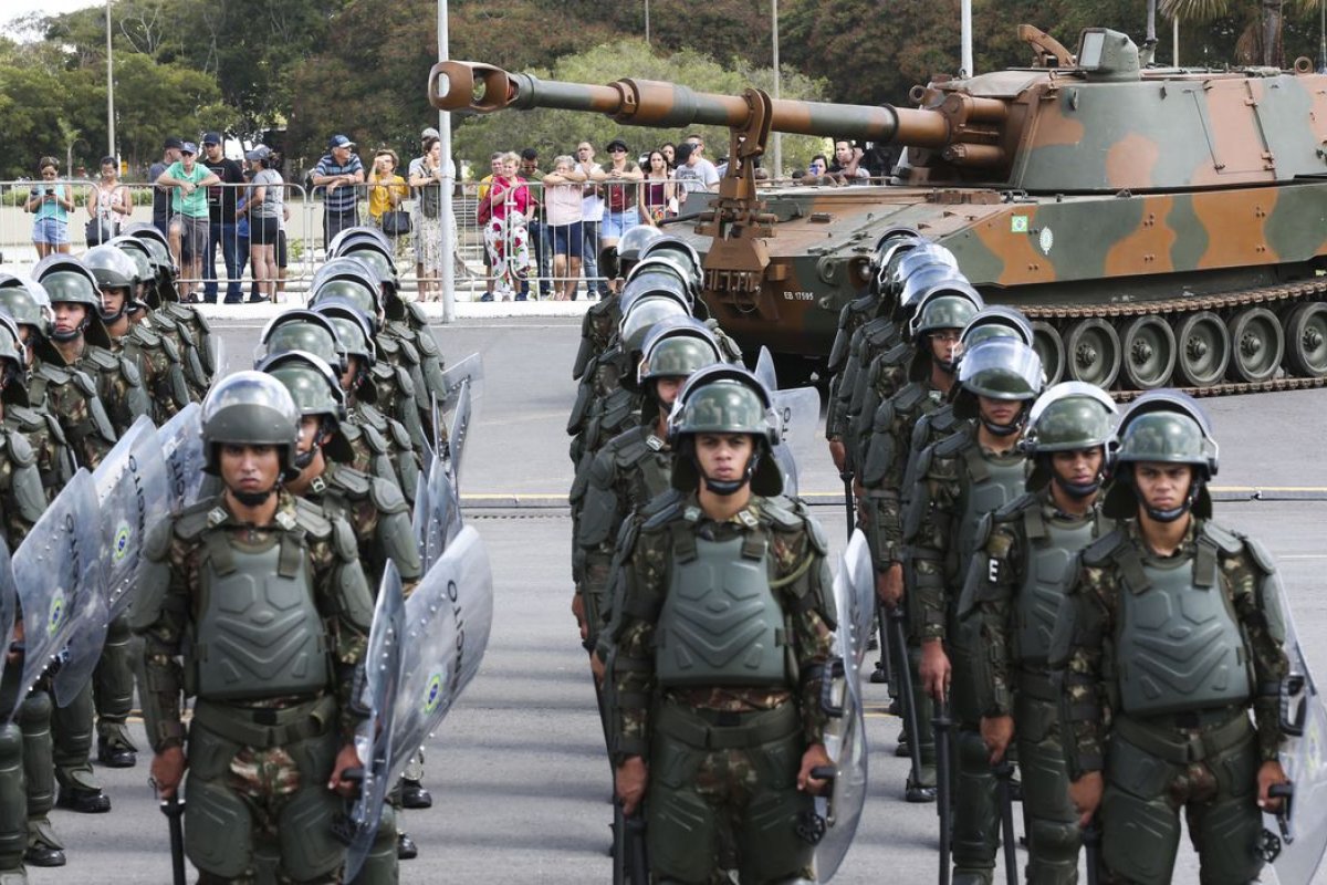 Governo quer aprovar em agosto, projeto que veta militares na política