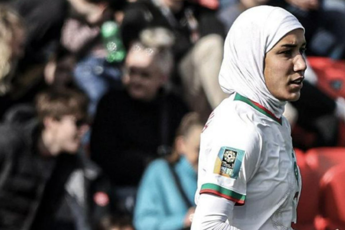 Nouhaila Benzina é a primeira jogadora do futebol feminino a usar hijab na Copa do Mundo