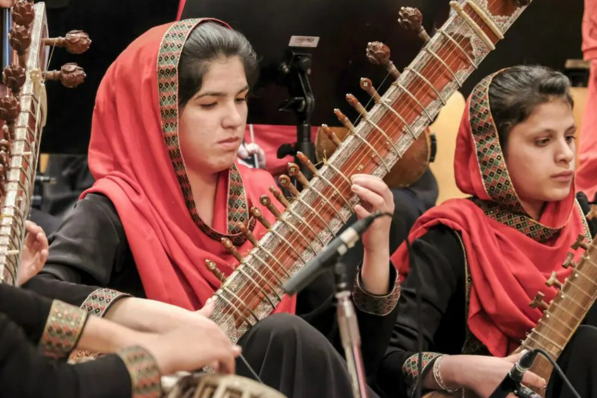 Instrumentos musicais são queimados no Talibã após serem considerados como algo 'imoral'