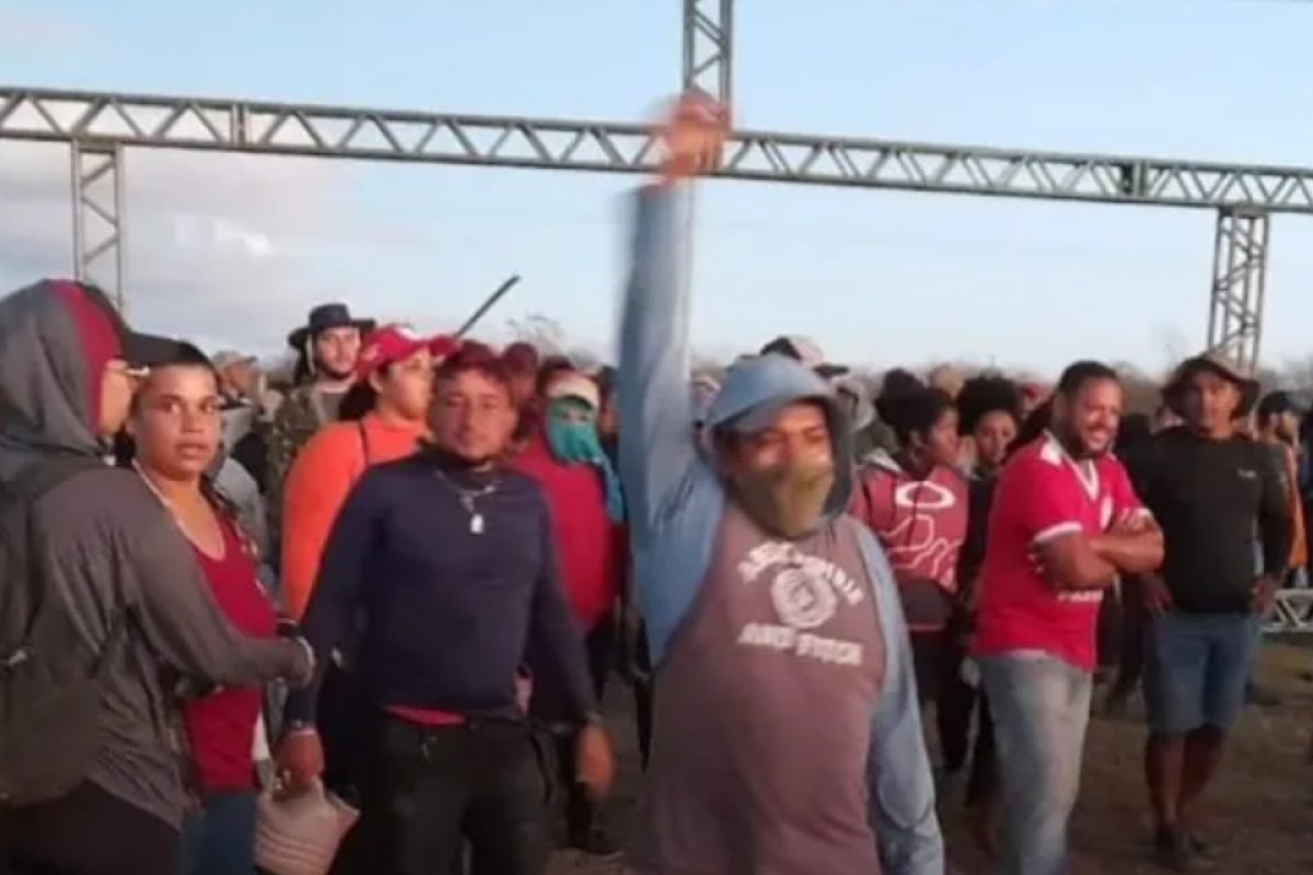 Vídeo: MST desocupa área da Embrapa após acordo do governo federal para assentar famílias