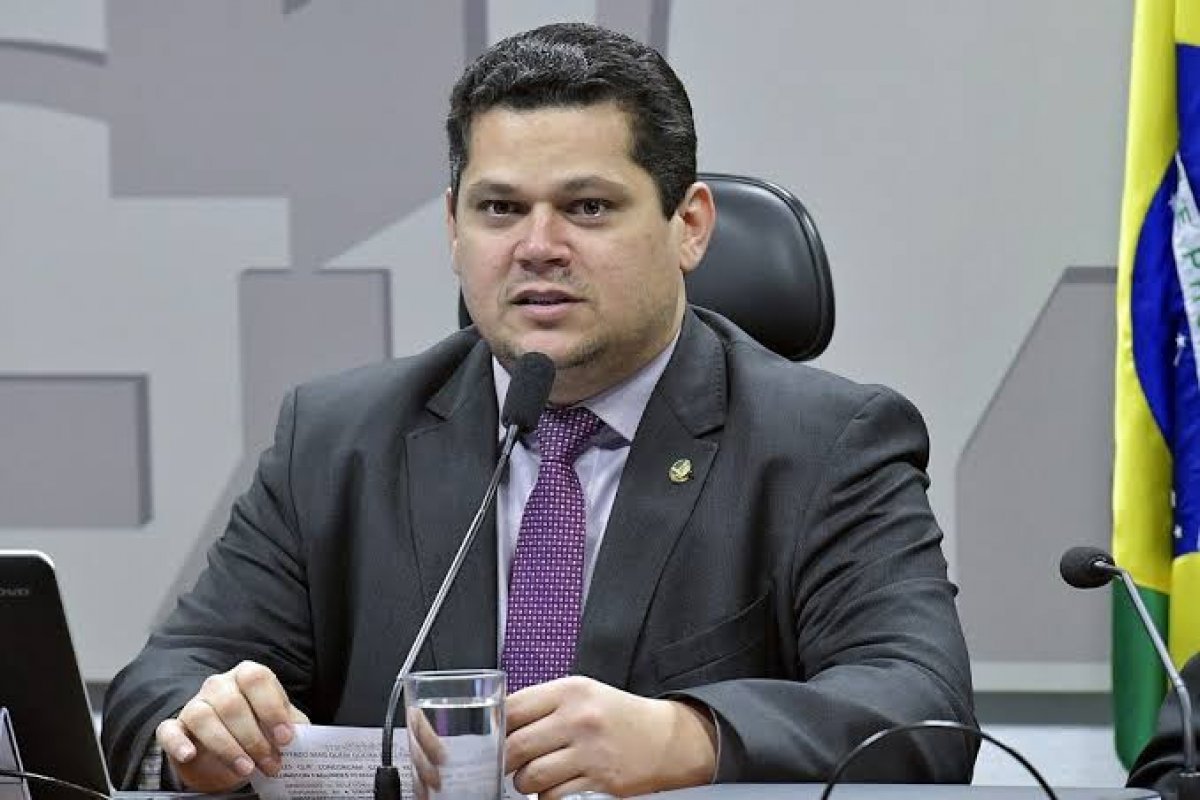 Presidente do Senado diz que não cederá a pressões das redes sociais