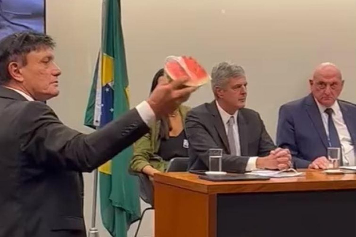 Vídeo: Deputados comem melancia na Câmara em provocação a Gonçalves Dias