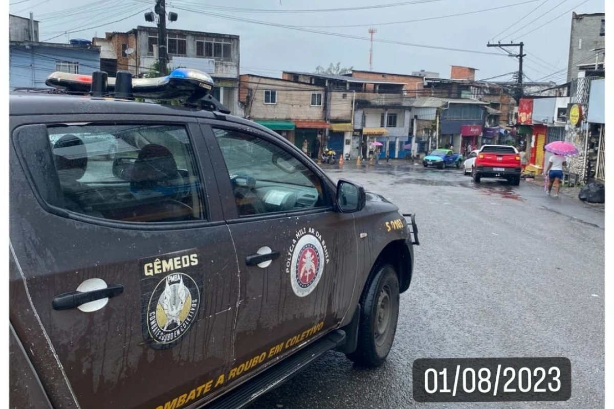 Homem com mandado de prisão por roubo coletivo é preso em Salvador 
