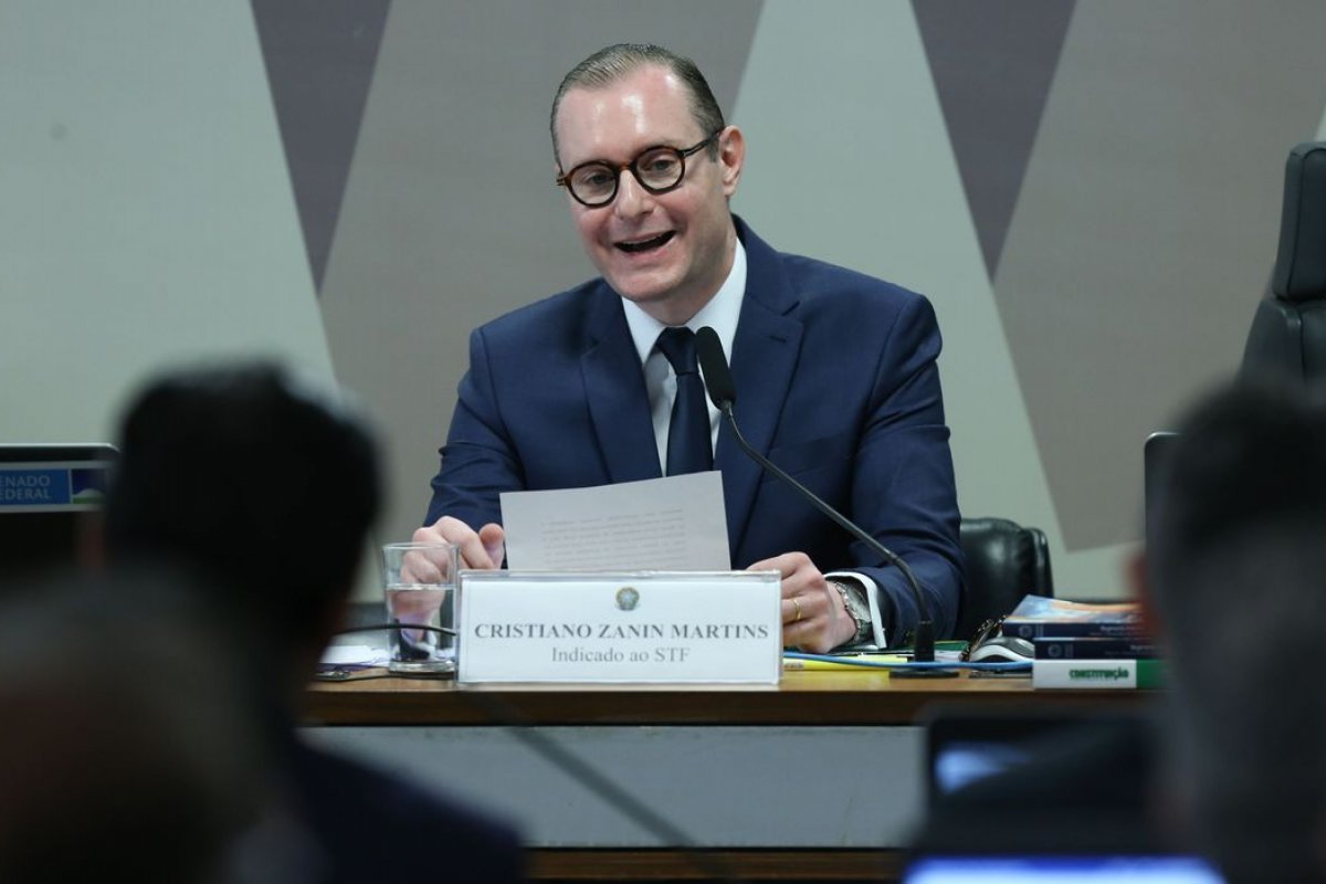 Zanin é o ministro mais jovem a tomar posse no STF