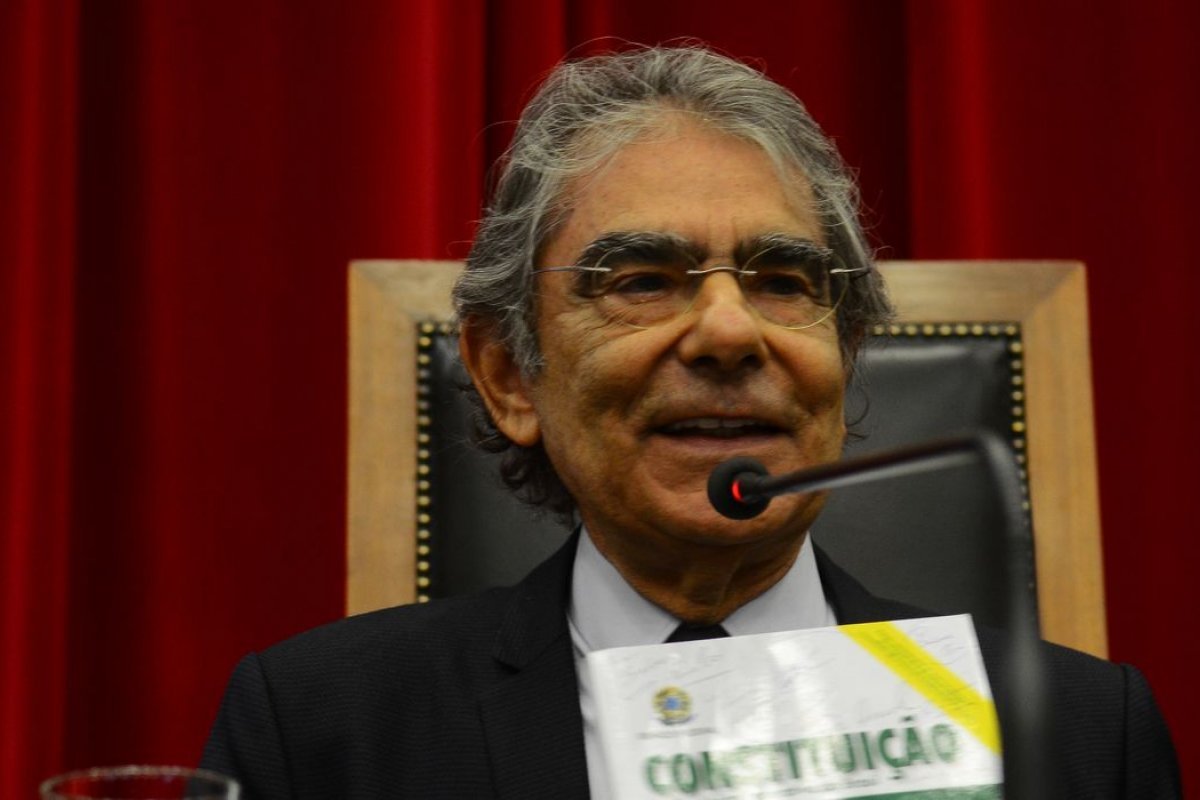 Zanin deve cortar "cordão umbilical" com a política ao assumir vaga na corte, diz ex-ministro  Ayres Britto