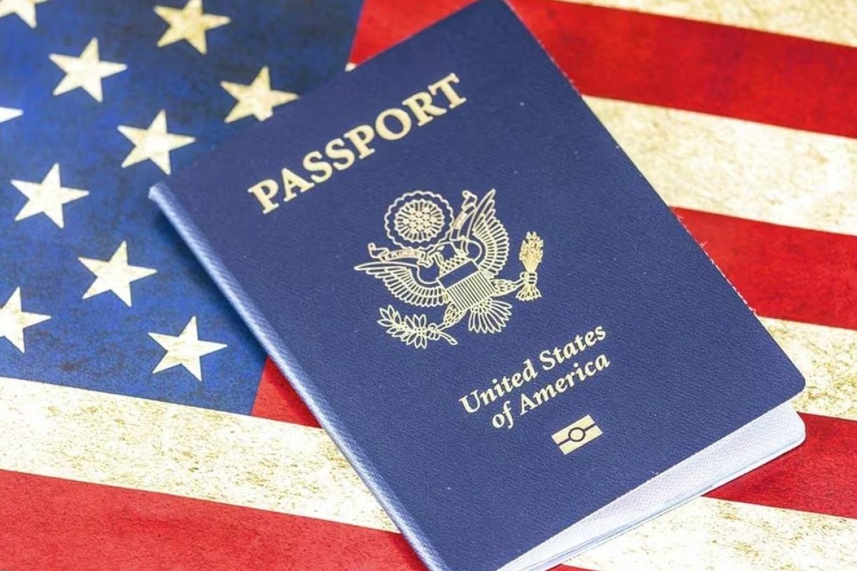 Fila de espera para visto americano aumenta no Brasil, demanda recorde e preços mais altos são desafios