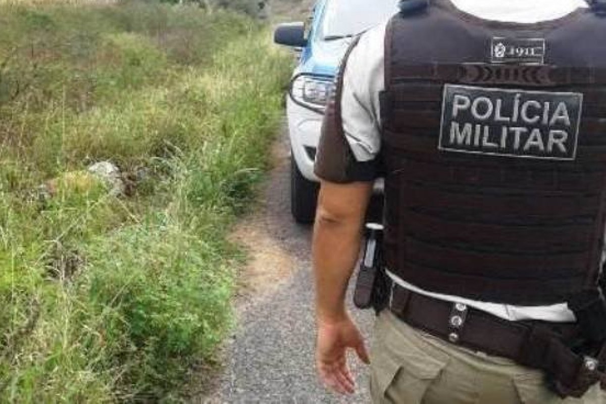 Mulher é encontrada morta com golpes de faca em matagal em Salvador
