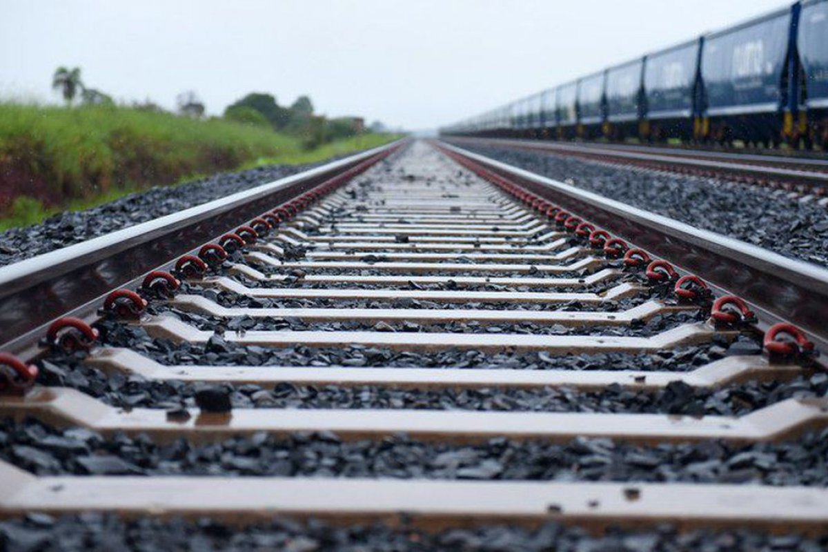 Trem descarrila e mata 15 pessoas no Paquistão