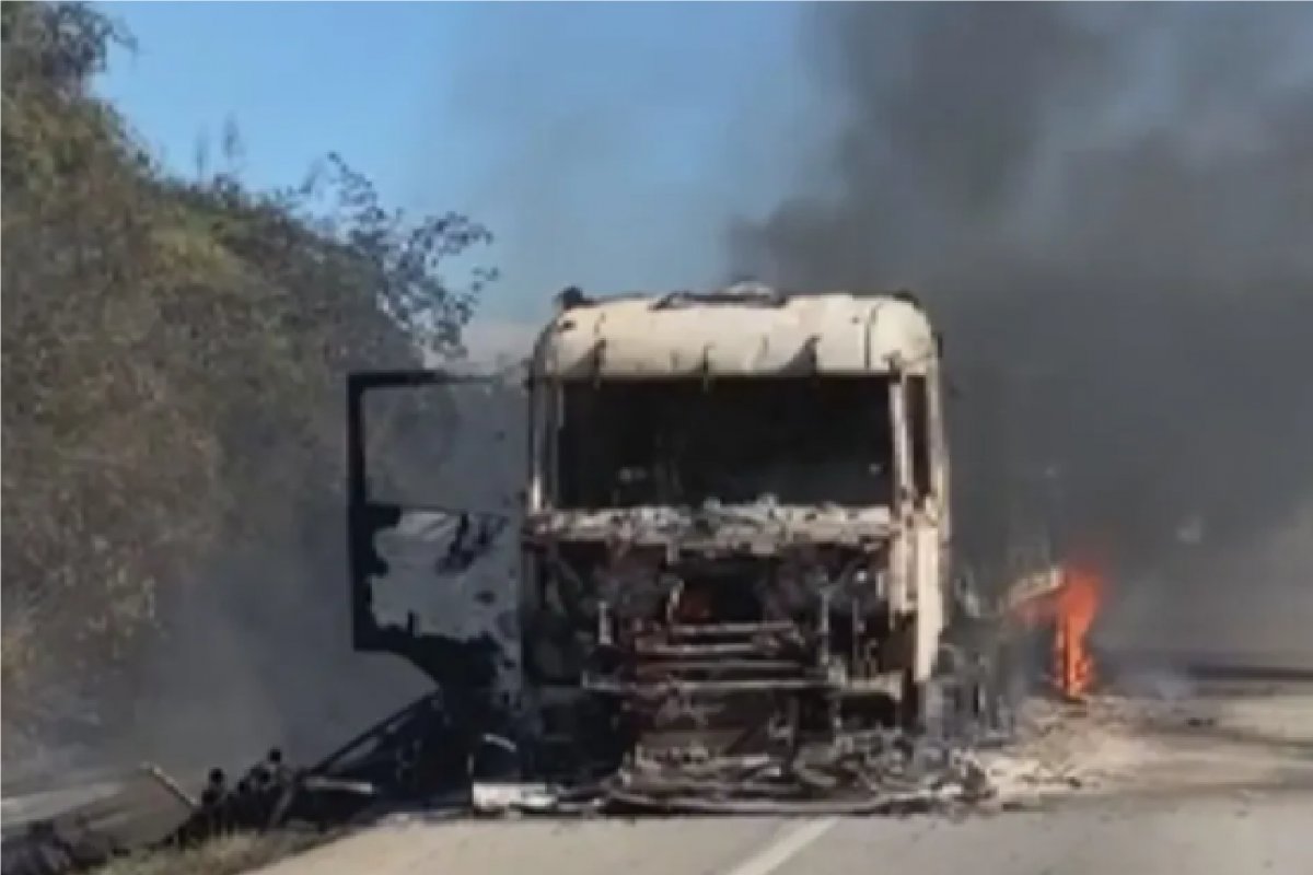 Caminhão com carga de ferro pega fogo na BR-116, Bahia; motorista e esposa saem ilesos