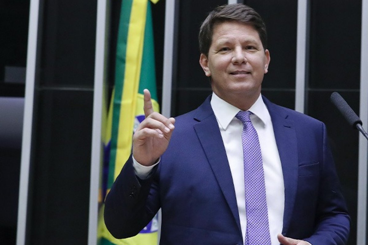 Mario Farias recebe alta do hospital após internação