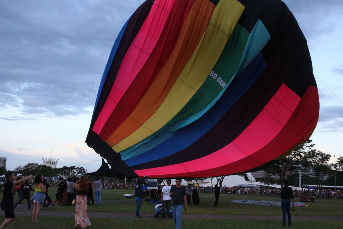 Assistente de piloto sobrevive após cair de balão em Pirenópolis