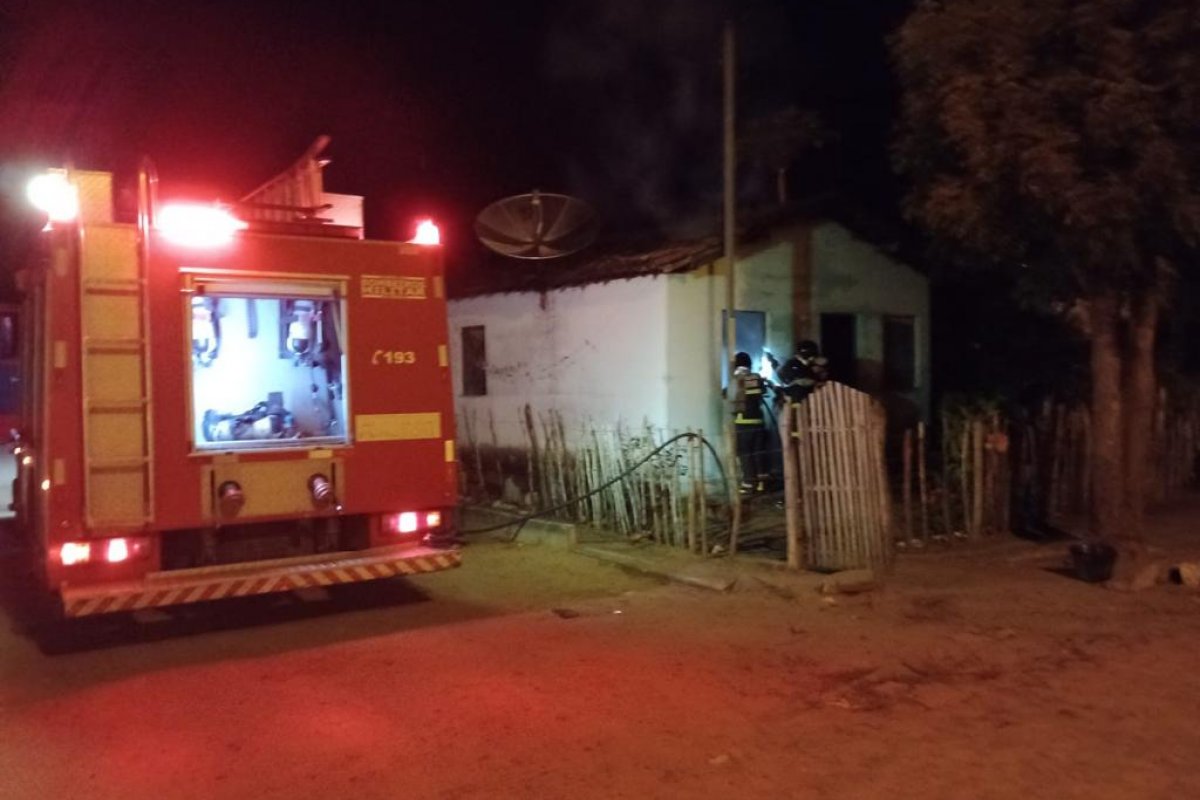 Bombeiros Militares controlam incêndio em residência na Bahia
