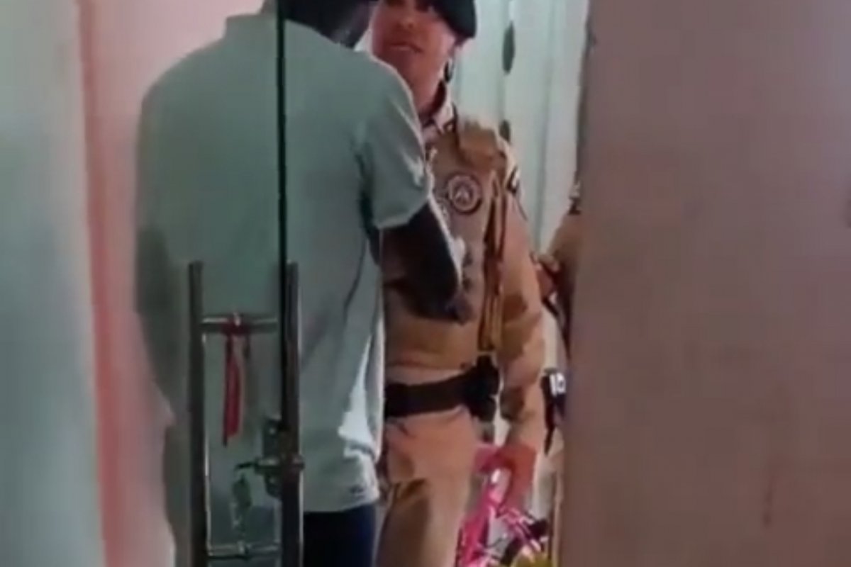Vídeo: homem tem casa invadida por policiais militares, que alegam “fundada suspeita”