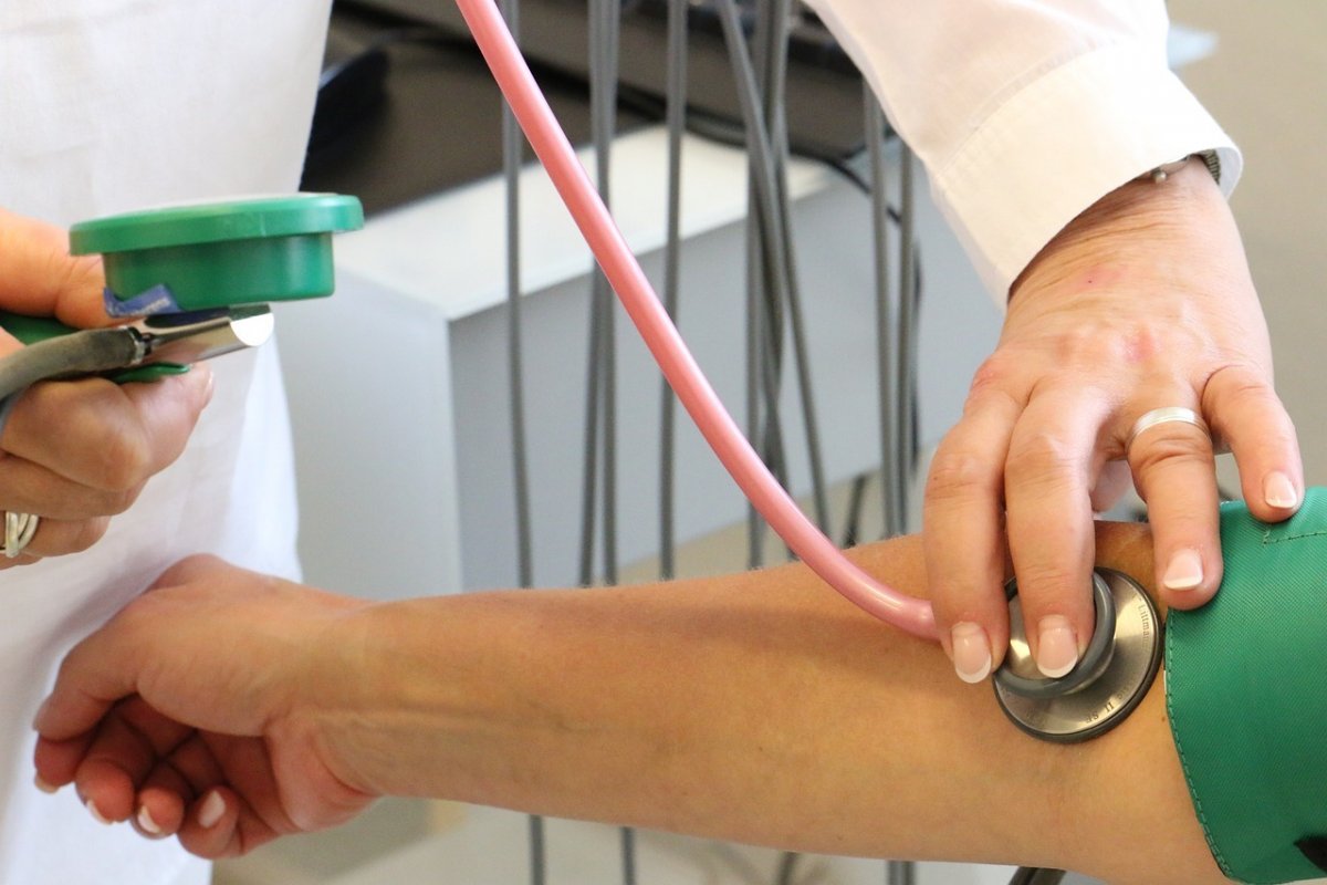 Pressão alta pode desencadear demência vascular, diz estudo 
