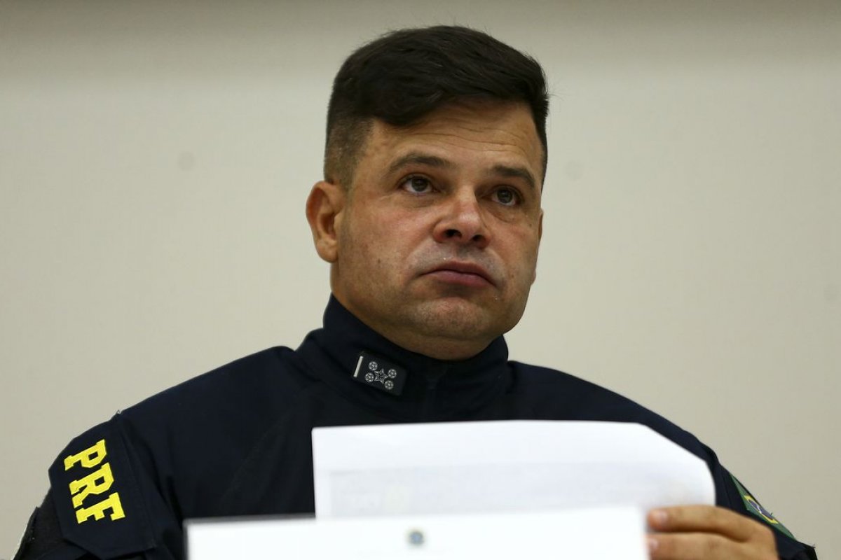 Ex-Diretor da PRF chega a Brasília após prisão por investigação de interferência eleitoral