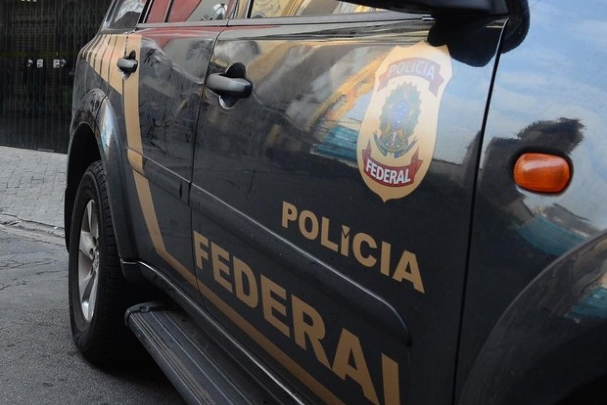 Francês condenado por fraudes bancárias é preso no Brasil a pedido da INTERPOL
