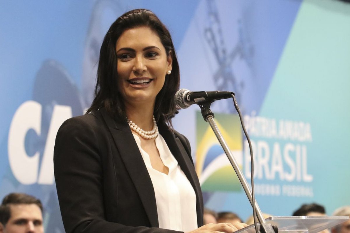 PF chamará Michelle Bolsonaro para depor sobre sumiço das joias, diz TV
