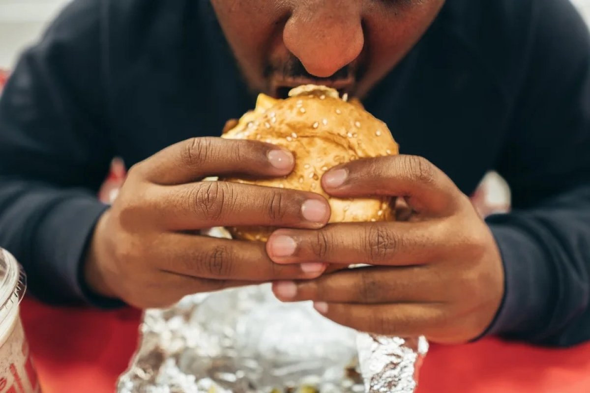 Ansiedade tira apetite de algumas pessoas e aumenta o de outras