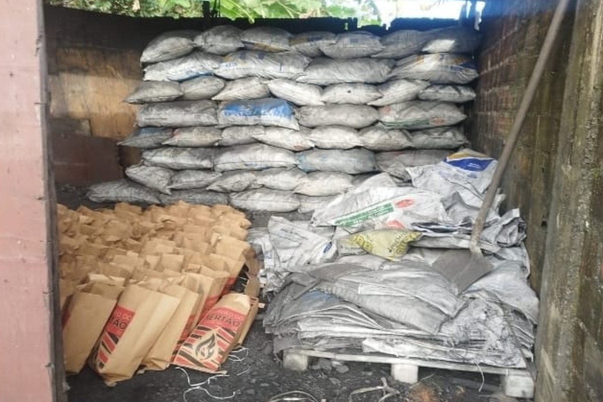 Agentes da Coppa apreendem sacos de carvão vegetal ilegais em Salvador