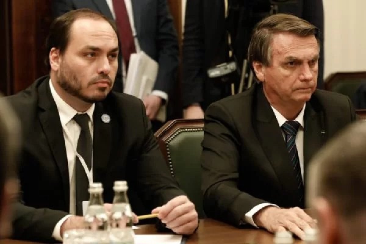 Carlos Bolsonaro defende cumprimento das recomendações do TCU, sobre joias recebidas por Jair Bolsonaro