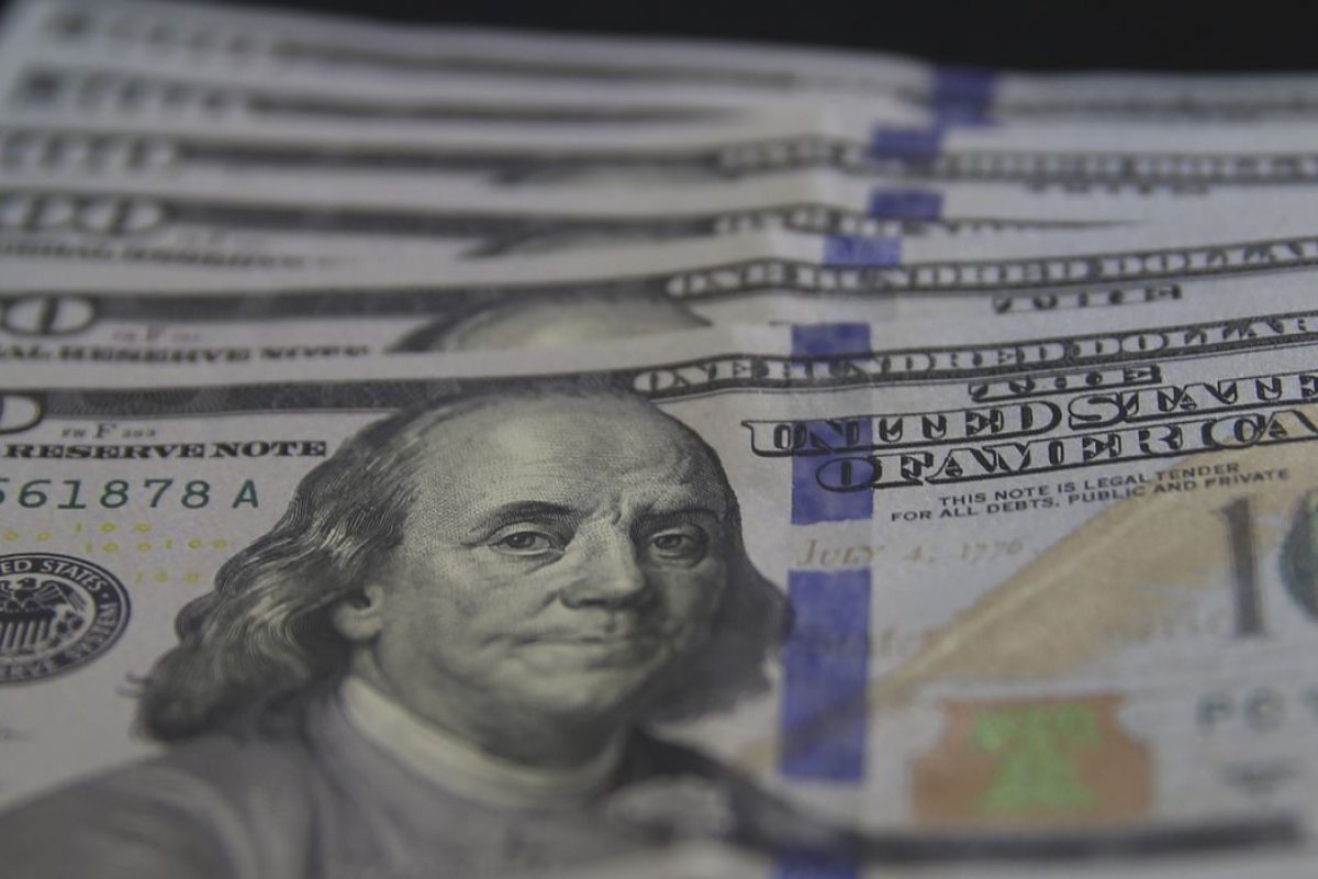 Dólar comercial tem alta de 1,25% e Ibovespa encerra em queda de 1,06%