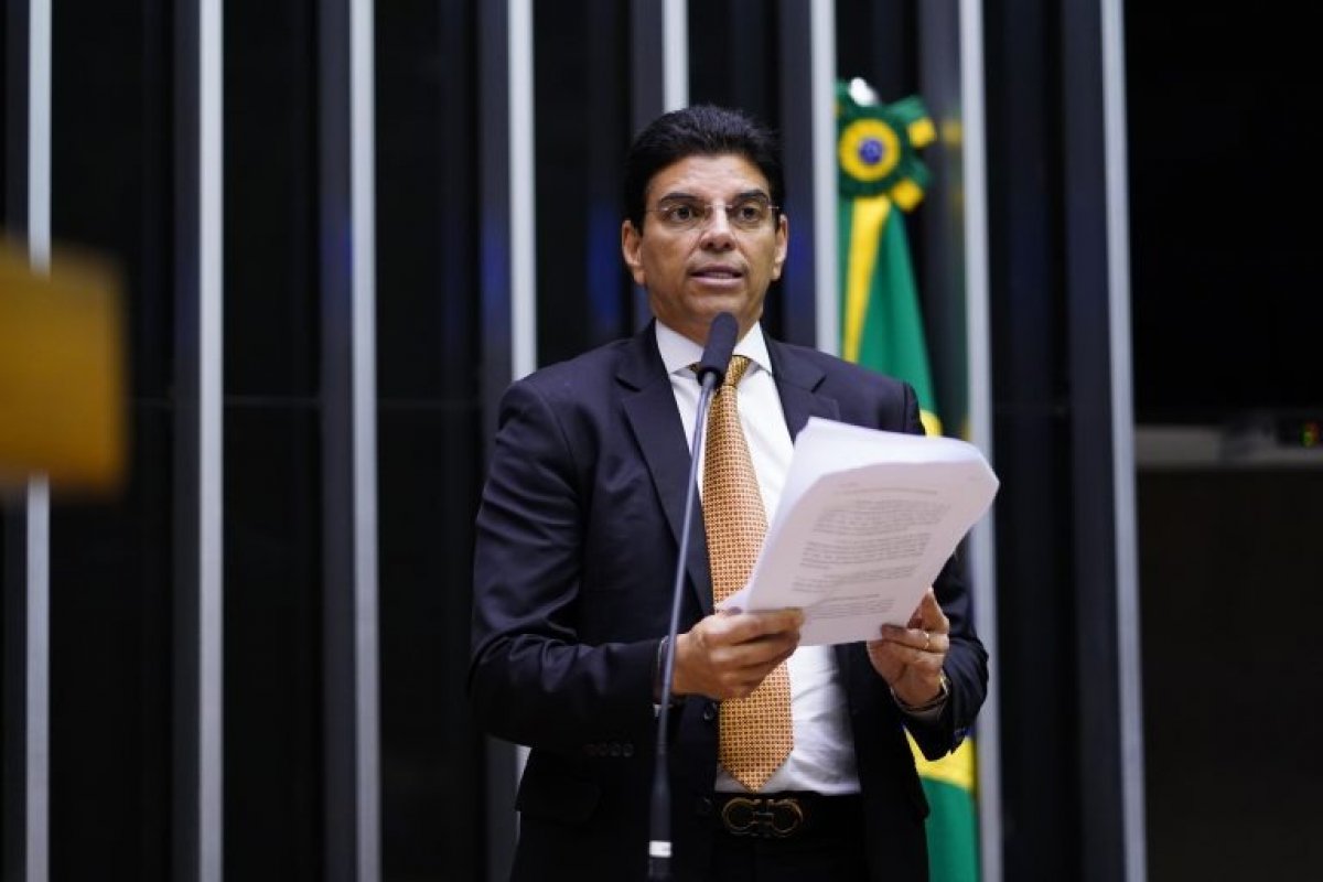Arcabouço fiscal: relator diz que texto será discutido na próxima segunda-feira (21)