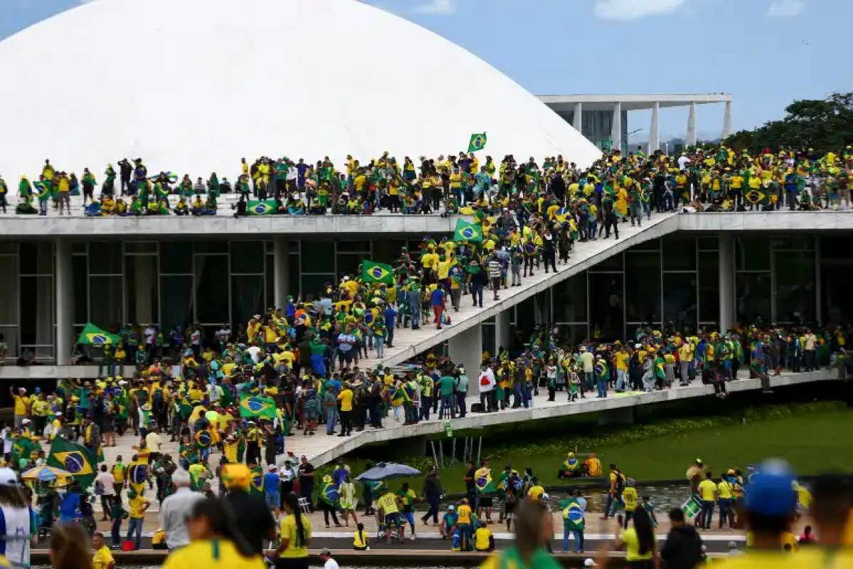 Repórter diz ter registrado guardas da Força Nacional paradas no Ministério da Justica no 8 de janeiro